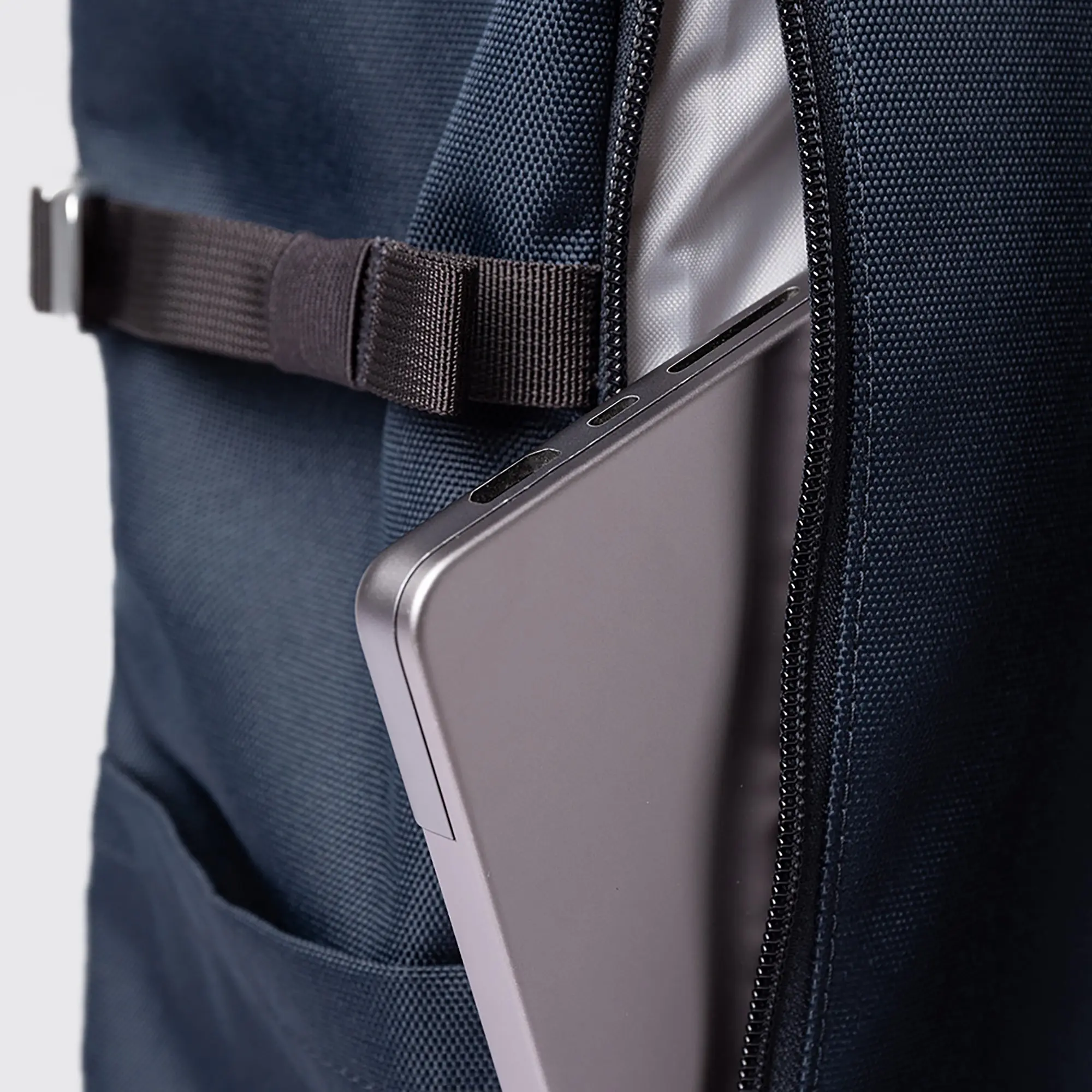 Product image 5 of 10 of Sandqvist Icon Rolltop Backpack L 26L 16" - Navy