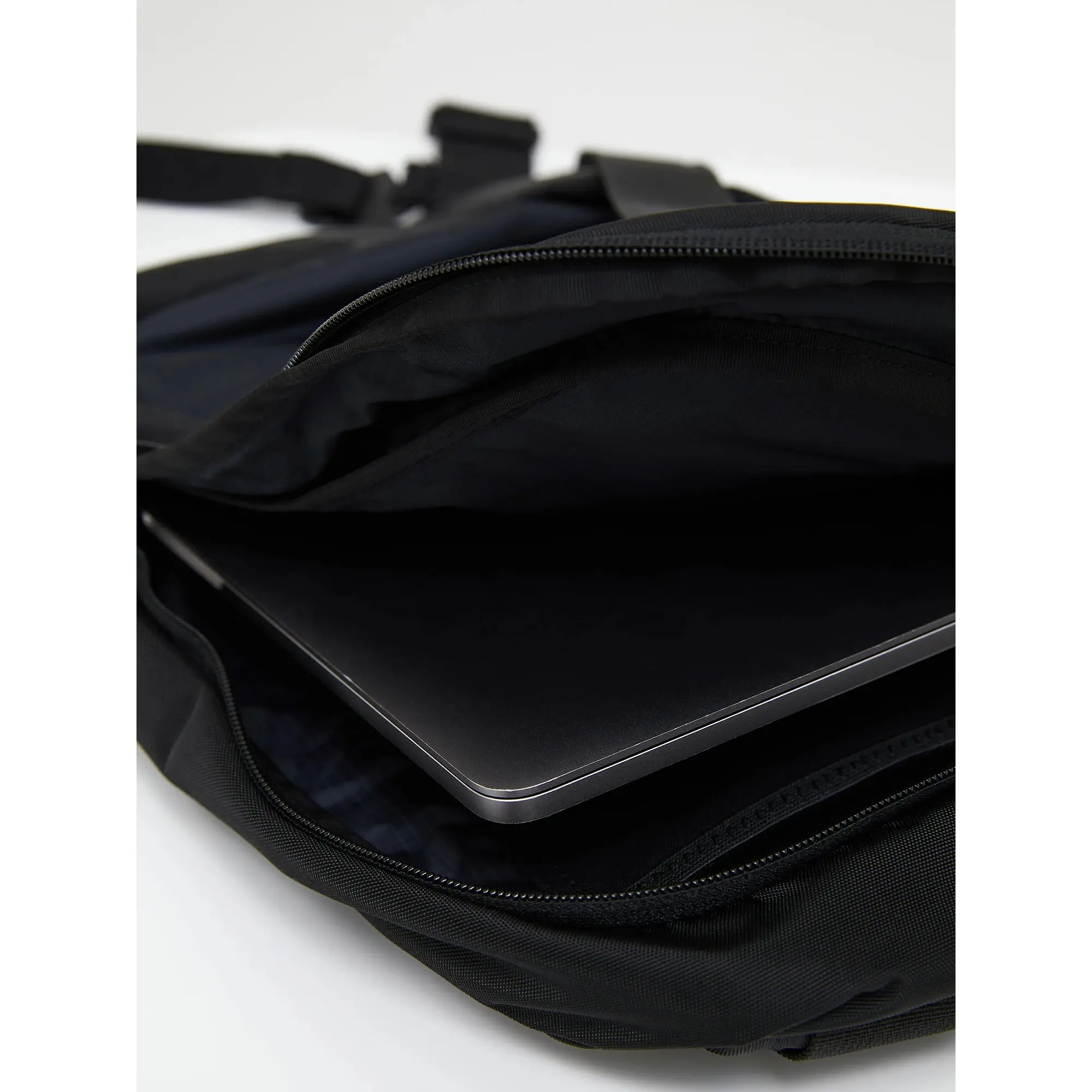 Product image 8 of 9 of Peak Performance Outdoor Crossbody Bag 8.6L - Black