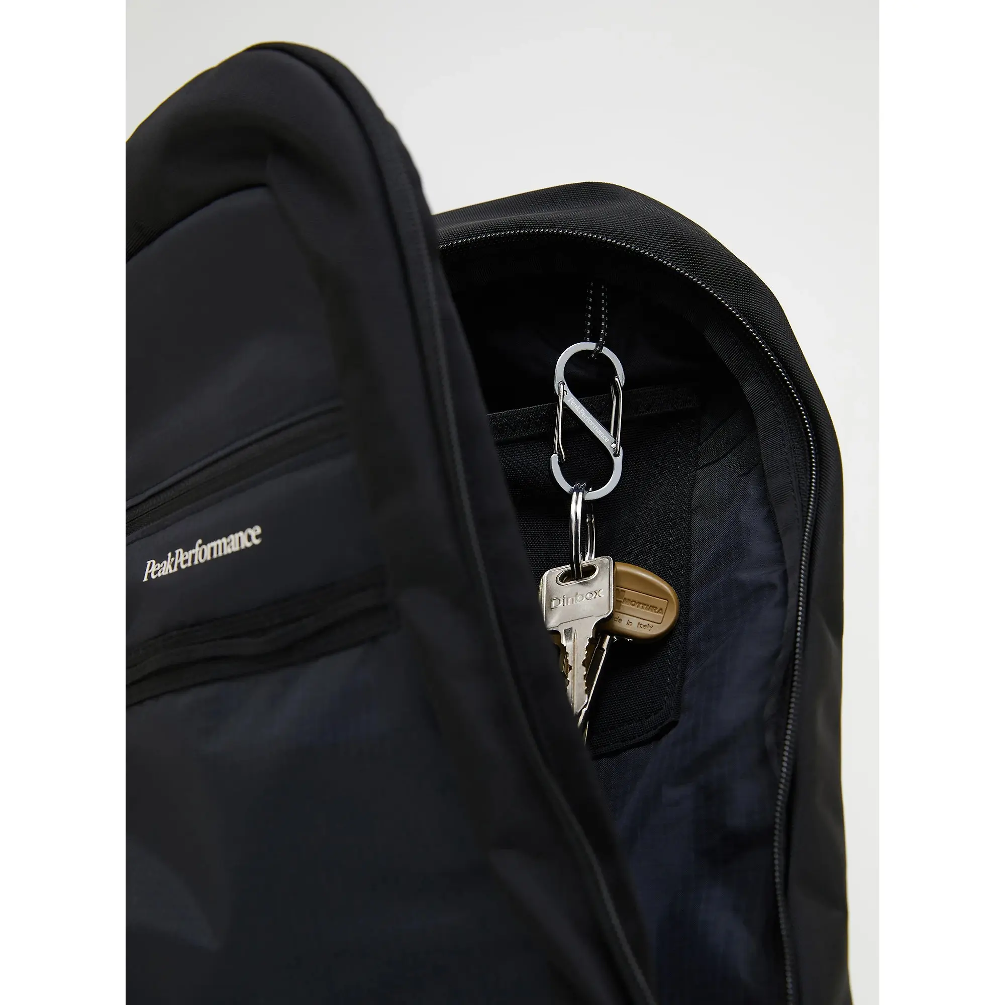 Product image 7 of 9 of Peak Performance Outdoor Crossbody Bag 8.6L - Black