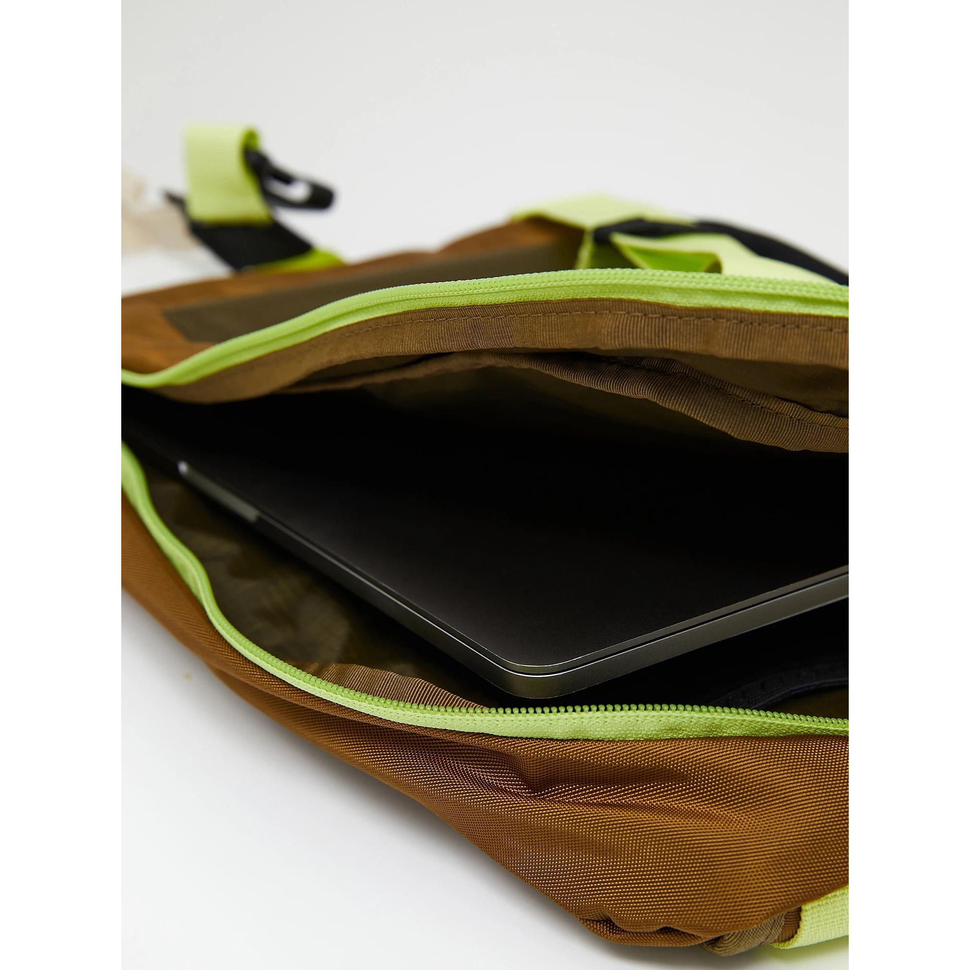 Product image 7 of 10 of Peak Performance Outdoor Crossbody Bag 8.6L - Earthy Summit