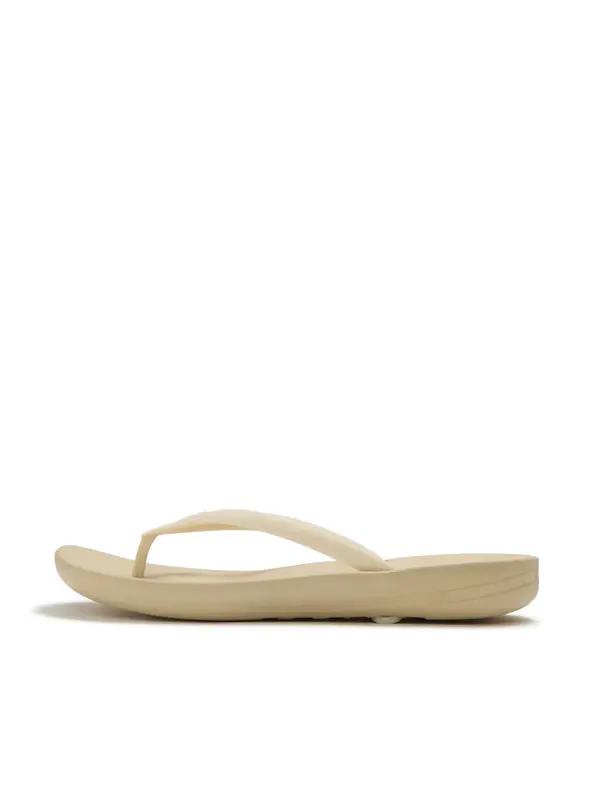 FitFlop x Pantone Women's Iqushion Solid Flip-Flops - Boulder Image 9
