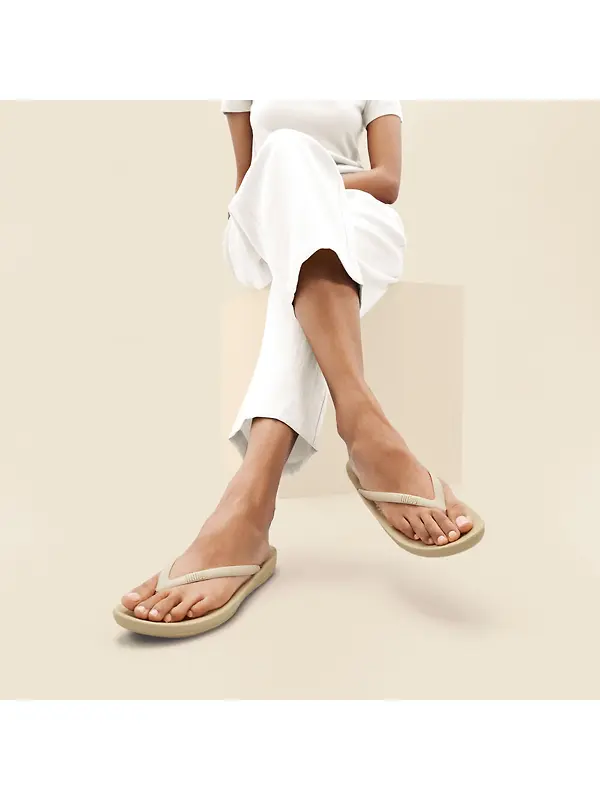 FitFlop x Pantone Women's Iqushion Solid Flip-Flops - Boulder Image 2