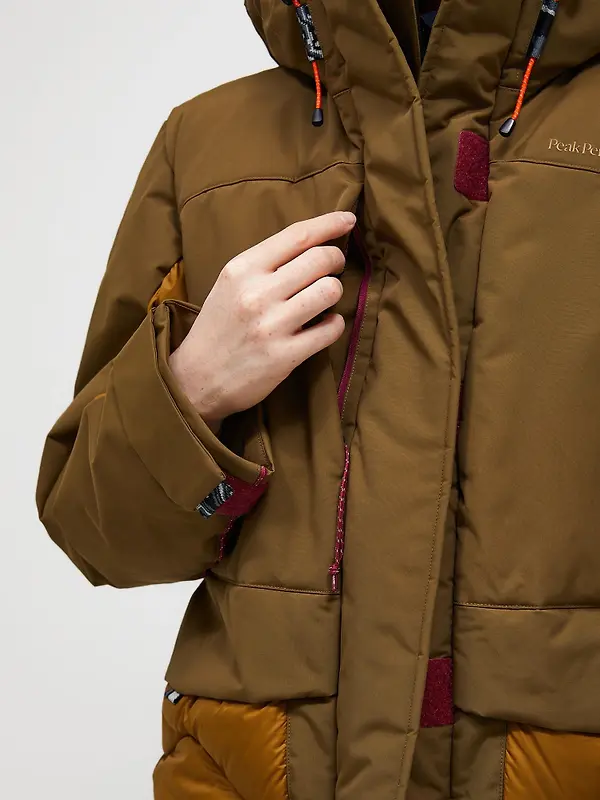 Peak Performance Women's Infusion Helium Down Parka - Meadow Moss/Earthy Summit Image 8