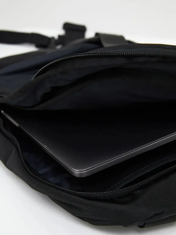 Peak Performance Outdoor Crossbody Bag 8.6L - Black Image 8