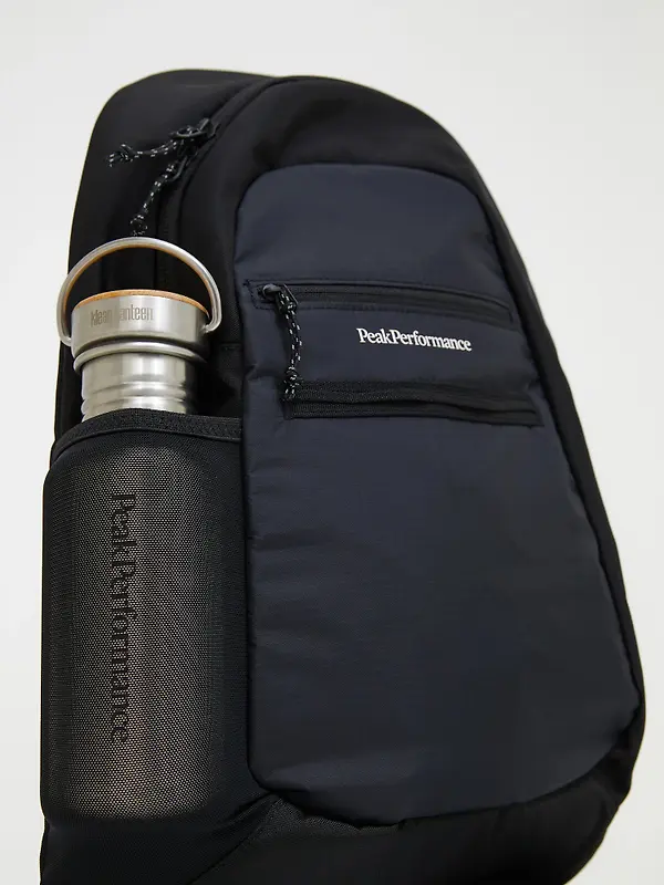Peak Performance Outdoor Crossbody Bag 8.6L - Black Image 9