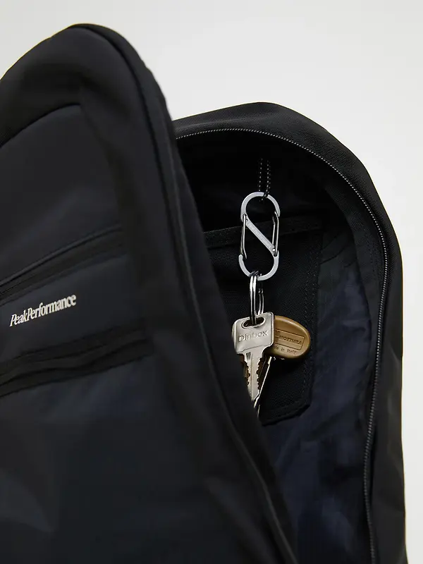 Peak Performance Outdoor Crossbody Bag 8.6L - Black Image 7
