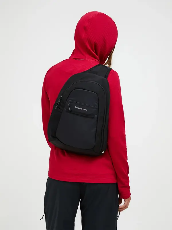 Peak Performance Outdoor Crossbody Bag 8.6L - Black Image 2