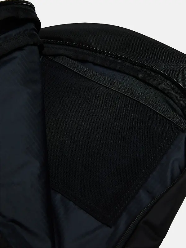 Peak Performance Outdoor Crossbody Bag 8.6L - Black Image 6