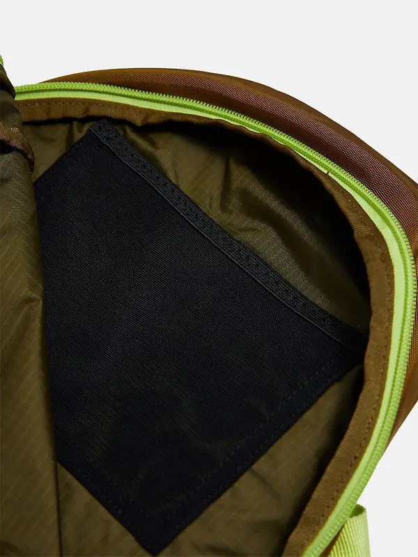 Peak Performance Outdoor Crossbody Bag 8.6L - Earthy Summit Image 4