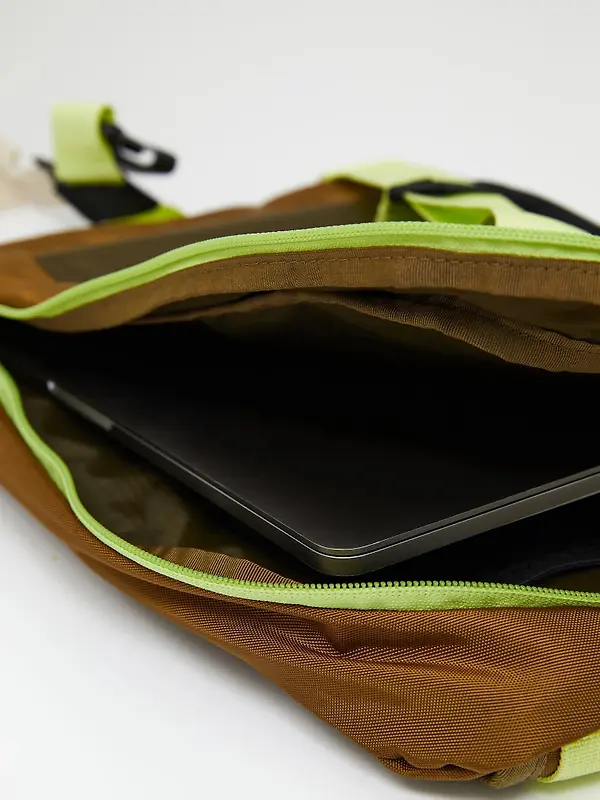 Peak Performance Outdoor Crossbody Bag 8.6L - Earthy Summit Image 7
