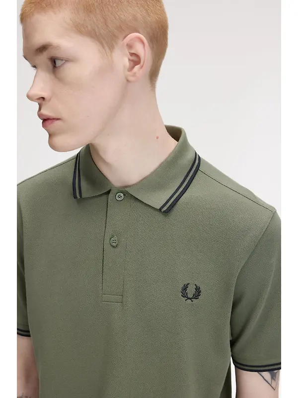 Fred Perry Men's M3600 Twin Tipped Shirt - Laurel Wreath Green / Black Image 4