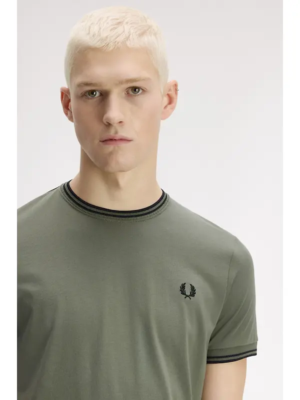 Fred Perry Men's Twin Tipped T-Shirt - Laurel Wreath Green / Black Image 4