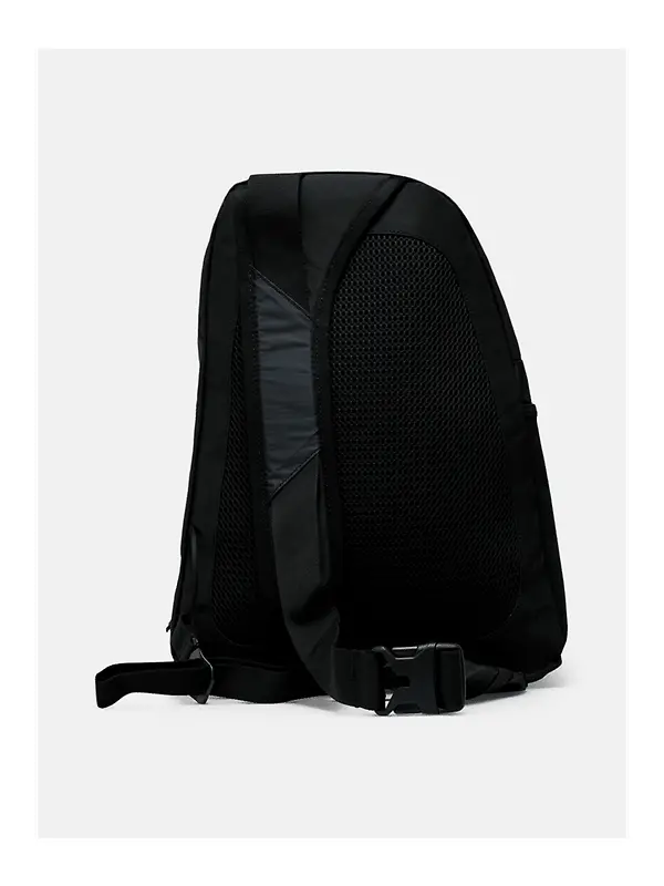 Peak Performance Outdoor Crossbody Bag 8.6L - Black Image 4