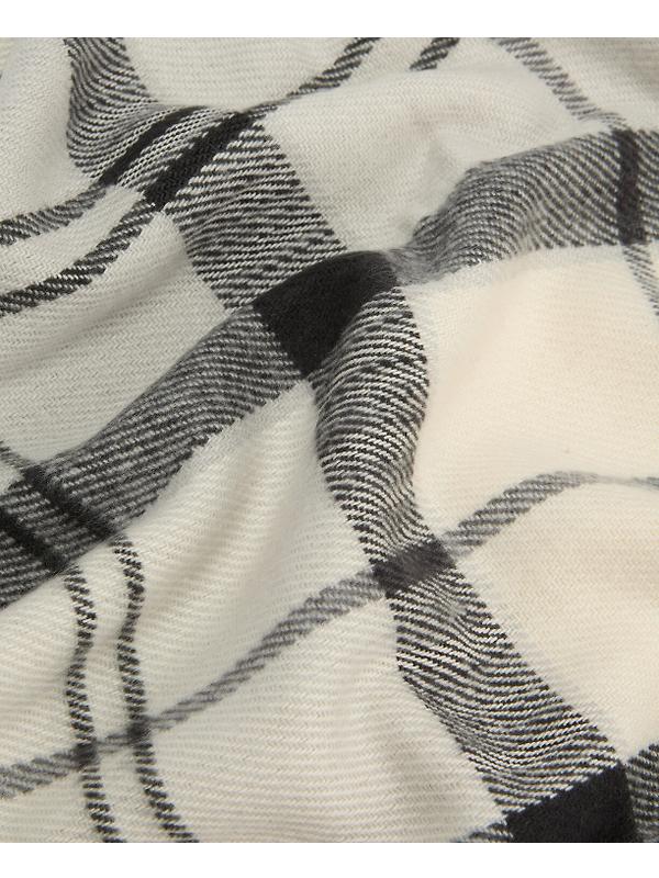 Barbour Women's Dover Pom Beanie & Hailes Scarf Gift Set - Monochrome Tartan Image 10