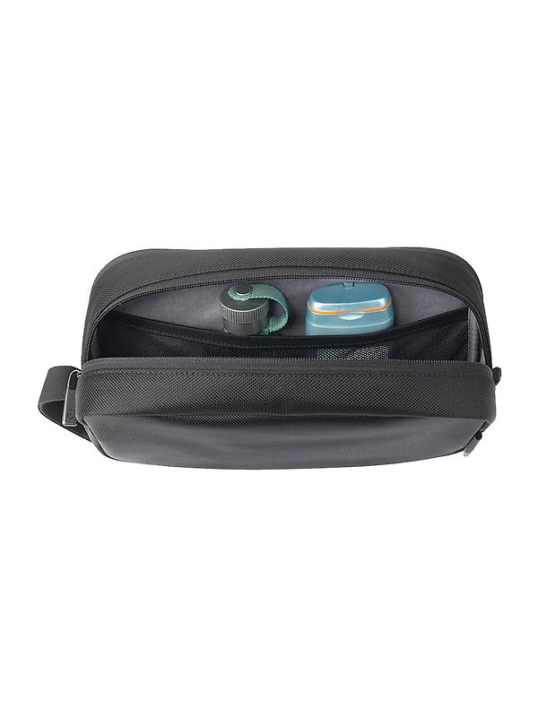 Victorinox Werks Traveler 6.0 Toiletry Kit - Black Image 4